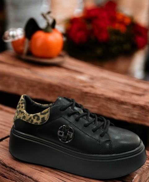 Skórzane sneakersy damskie na platformie Filippo DP6058/24 BK LEO czarny
