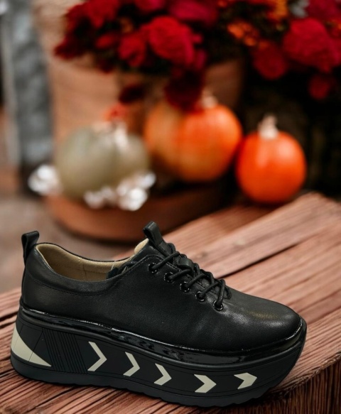 Skórzane sneakersy damskie na platformie Filippo DP6427/25 BK czarny