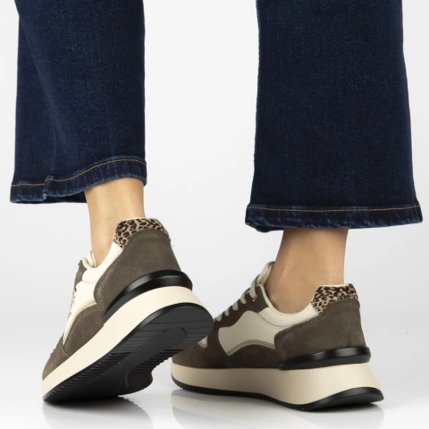 Skórzane sneakersy damskie na platformie Filippo DP7103/25 WH BR biały