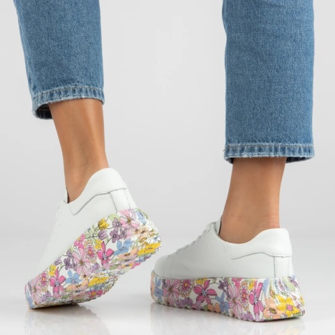 Skórzane sneakersy damskie na platformie Filippo DP7507/26 WH MLT biały
