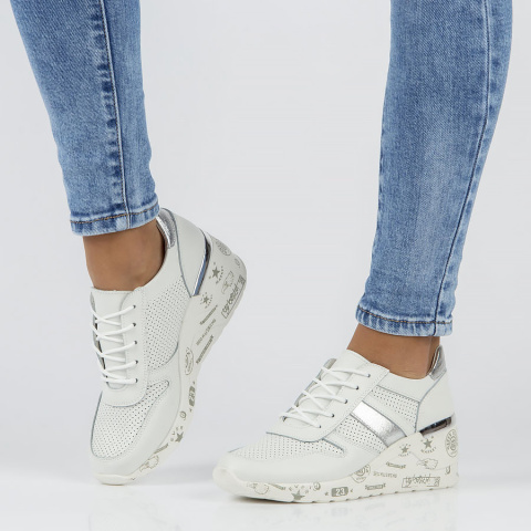 Skórzane sneakersy damskie na platformie Filippo DP3550/22 WH białe Skórzane sneakersy damskie na platformie Filippo DP3550/22 WH białe