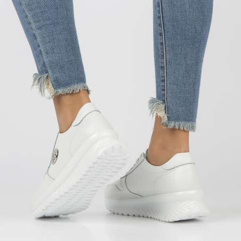 Skórzane sneakersy damskie na platformie Filippo DP3547/23 WH Skórzane sneakersy damskie na platformie Filippo DP3547/23 WH