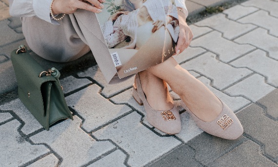 Jak nosić płaskie buty z klasą?