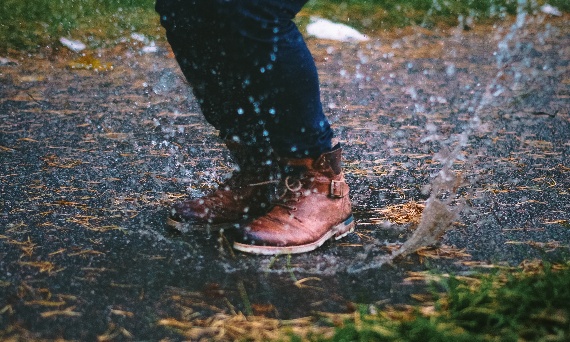 Niezawodne sposoby na ochronę butów przed deszczem i wilgocią